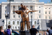 Estatua que recrea escena del Titanic con Trump y Epstein aparece en Washington