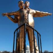 Polémica en Washington por estatua de Donald Trump y Jeffrey Epstein: detalles ocultos en la obra