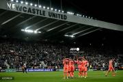 Barcelona sobrevive en Newcastle gracias a un penal sobre la hora