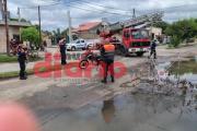 Un pozo provocado por las lluvias le tragó la moto a un vecino en el barrio Libertad: estaba sin señalizar