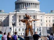Instalaron en Washington una estatua de Trump y Epstein que recrea una escena de Titanic: Honra una amistad cimentada en fiestas y desnudos secretos