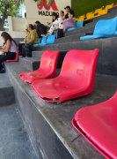 Mal uso deteriora sillas en el Periférico de Pariata