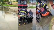 Pudo ser una tragedia: cayó en un pozo oculto por el agua y su moto quedó atrapada bajo tierra