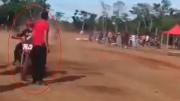 Eso debió doler: estaba parado al borde la pista y fue embestido por una moto a toda velocidad