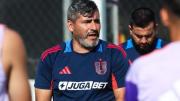 Quién es John Valladares, el DT interino de la U tras el despido de Paqui Meneghini