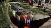 Dos conductores volcaron en Guaymallén y Maipú y uno de ellos terminó en un canal