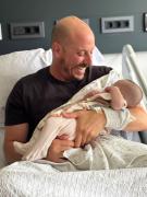 La primera foto de Gonzalo Moratorio, junto a su bebé, luego de ser operado de cáncer