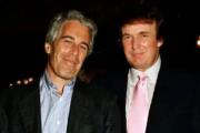 Instalan polémica y “romántica” estatua de Donald Trump y Jeffrey Epstein en Washington