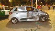 Nuevo accidente en Barrio Matta: Auto fue chocado por furgón y terminó arriba de la vereda en centro de Santiago