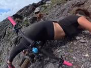 Una influencer ex OnlyFans casi filma su propia muerte mientras recorría un acantilado en bicicleta, y el video se volvió viral en redes