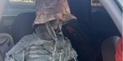 Un conductor viajaba con un esqueleto de plástico para usar el carril preferencial