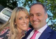 Quién es Bettina Angeletti, la esposa de Manuel Adorni: coach empresarial y protagonista de la polémica en la comitiva presidencial