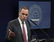 Manuel Adorni comprometido: viajó a Punta del Este en avión privado con plata del Estado