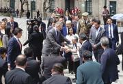 REY DE ESPAÑA FELIPE VI, ROMPE PROTOCOLO PARA SALUDAR A LA CIUDADANÍA