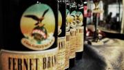 Festival del Fernet en Cosquín: la bebida que “no tiene clase social” y ahora tendrá su propio monumento