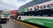 Vehículos y camiones están varados en la ruta Santa Cruz