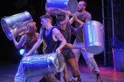 STOMP vuelve a Buenos Aires: tachos, escobas y pura energía en un show que convirtió el ritmo en espectáculo mundial