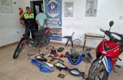 Detienen a dos sospechosos y secuestran una moto robada y varias motopartes