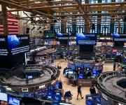 Acciones caen y preocupaciones por créditos aumentan mientras el petróleo sube