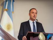 Manuel Adorni defiende la presencia de su esposa en viaje oficial y recibe respaldo del Gobierno