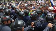 EN VIDEO: Trabajadores y sindicalistas rompieron el cerco policial y llegaron a la Asamblea Nacional para exigir mejores salarios