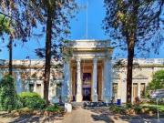 Polémica en la Universidad de Tucumán: el rector busca un tercer mandato y opositores van a la Justicia para impedirlo