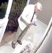 Abuelo volvió a trabajar vendiendo café para ayudar a su esposa con las médicinas pese al cansancio y las dificultades para moverse -