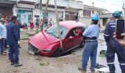 En Santa Cruz, un vehículo cae en un hueco por hundimiento del pavimento