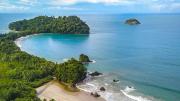 Es una de las mejores playas de Costa Rica, tiene arena blanca, una cortina selvática y monos capuchinos