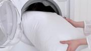 El truco fácil de hacer para dejar las almohadas como nuevas y súper blancas