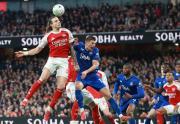 Premier: Arsenal ganó agónicamente y aumentó su ventaja como líder; Chelsea perdió
