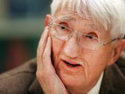 Murió Jürgen Habermas, el filósofo que despertó pasiones en Buenos Aires y anhelaba que los ciudadanos se escucharan y acordaran a través de la palabra
