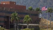 Izan bandera de EEUU en la Embajada en Caracas