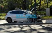 Impactante choque en Plaza Italia: un auto se estrelló contra una columna de luz