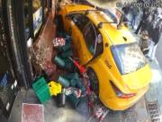 Impactante accidente en Nueva York: dos mujeres fueron embestidas por un taxi que terminó incrustado en un local