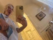 Sabrina Carpenter posó en bombacha con la celeste y blanca desde su hotel en Argentina, en la previa de Lollapalooza