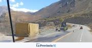 Impactante siniestro: volcó un motorhome y una camioneta cayó por un barranco