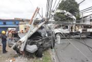 Accidente en Tungurahua y Domingo Savio tumba dos postes y deja sin luz al sector