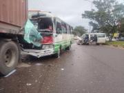 Reportan aparatosa triple colisión tras la caída de un árbol en la doble vía a La Guardia