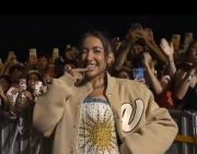 Video: Sabrina Carpenter “arrestó” a María Becerra en el Lollapalooza