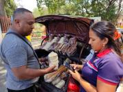 Emprendedor convierte el maletero de su carro en un punto de venta