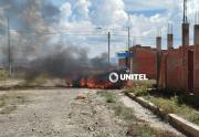 Vecinos de El Alto queman el vehículo en el que se transportaban dos presuntos delincuentes