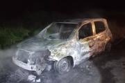 Frías: un auto se incendió por completo en la Ruta 6 y su conductor fue hospitalizado