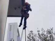 Impresionante rescate: limpiaba vidrios de una torre en Puerto Madero y la tormenta lo dejó enredado con las sogas