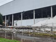 Una pared de supermercado desplomada, árboles arrancados y hasta 45 mil usuarios sin luz por la tormenta con fuertes vientos en el AMBA