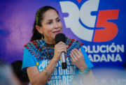 Luisa González responde a Noboa por acusaciones sobre viaje a Colombia