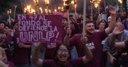 Con una masiva marcha de antorchas, la comunidad de la UNLP volvió a reclamar más presupuesto