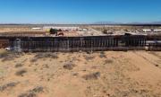 EE UU construye muro negro en frontera con México para dificultar escalada de migrantes
