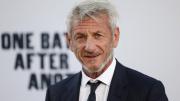 Sean Penn recibió en Ucrania un Oscar simbólico hecho con metal de un tren dañado por Rusia