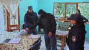 Dos detenidos tras allanamientos por robo en San Martín de los Andes: secuestran arma, dinero y drogas